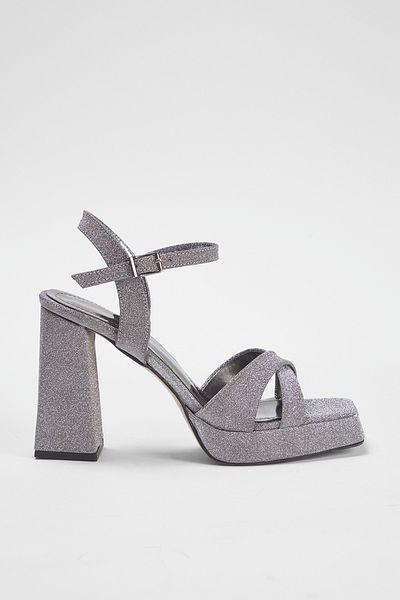 TRENDYOL SHOES Silberne Damen-Sandalen mit Knöchelriemen und Metallic-Glitzer-Plateauabsatz TAKSS25TO00022